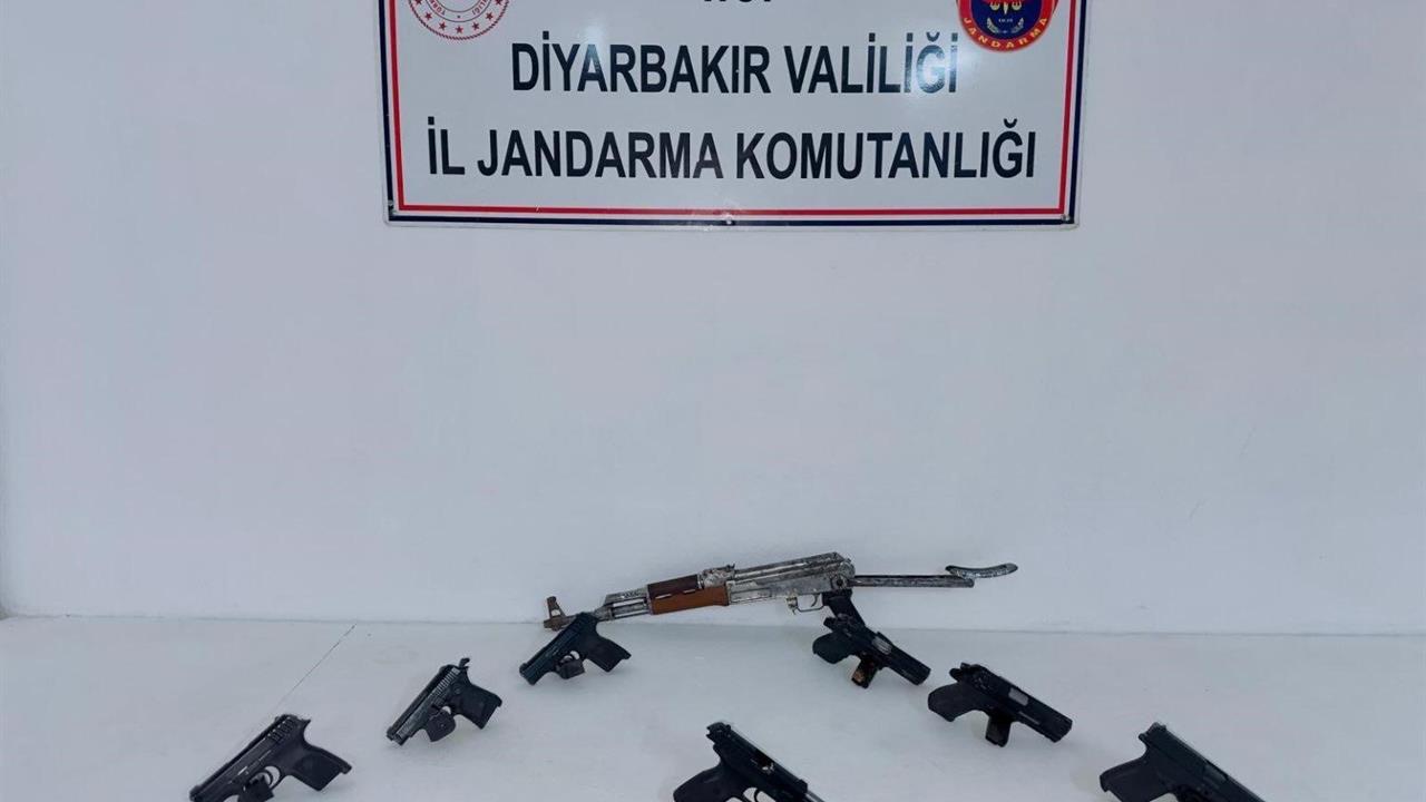 Diyarbakır Merkez'de JASAT Ekiplerinin Düzenlediği Operasyonda Çok Sayıda Silah Bulundu