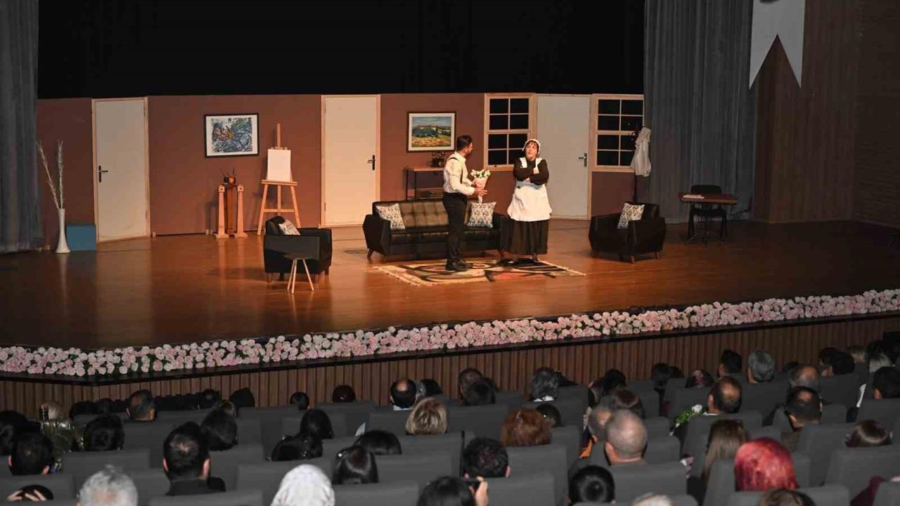 Isparta Şehir Tiyatroları, "Eyvah Yine Karıştı" Oyunuyla Perdelerini Açtı