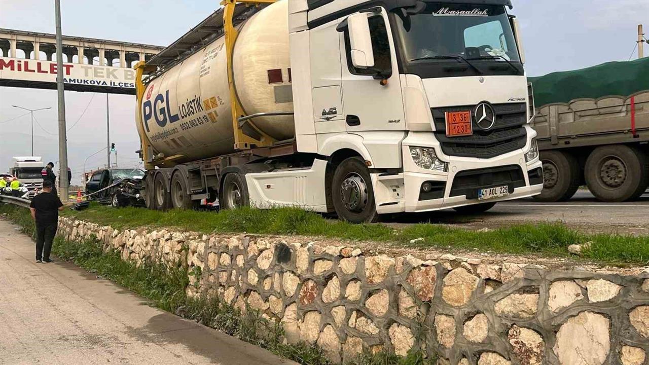 Sakarya Pamukova'da Park Halindeki Tıra Çarpan Otomobilde 3 Kişi Yaralandı