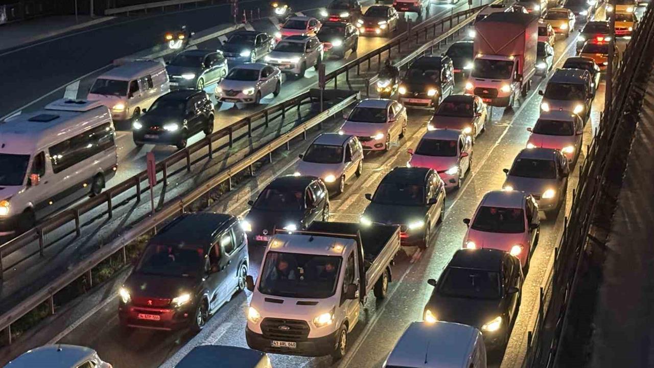 İstanbul'da Ara Tatil Öncesinde Trafik Yoğunluğu Yüzde 85'e Çıktı