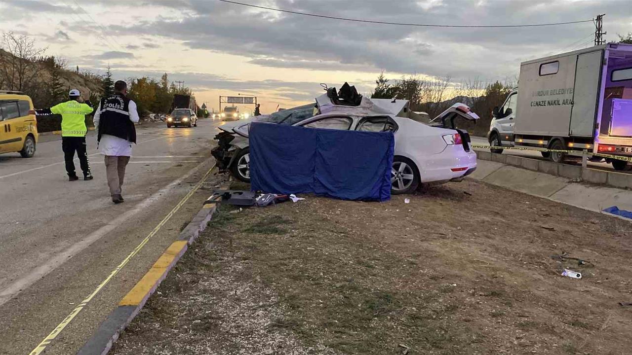 Burdur'da Kavşağa Aşırı Hızla Giren Tır, Otomobile Çarpması Sonucu 1 Kişi Hayatını Kaybetti
