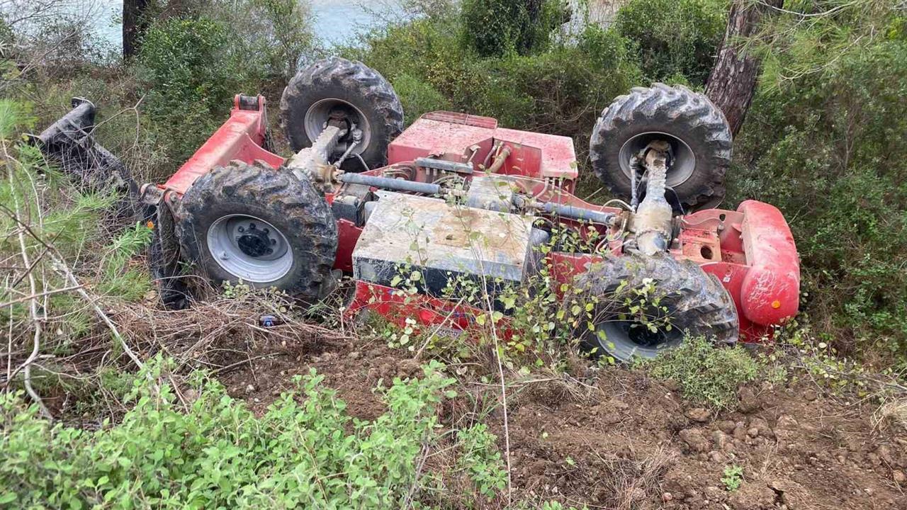 Antalya Manavgat'ta Kontrolden Çıkan İş Makinesi Şarampole Devrildi