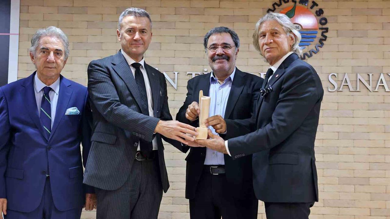 Mersin'de Edebiyat Ödülü Töreninde Ahmet Ümit'e Teşekkürler