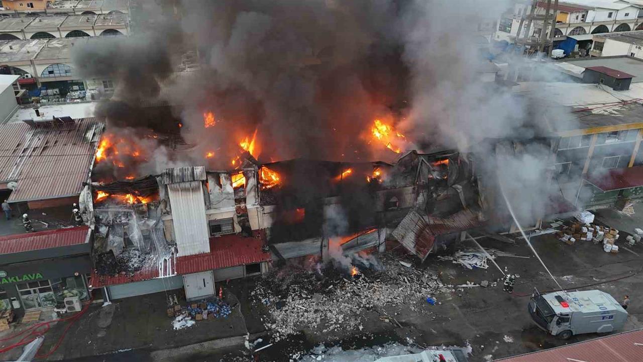 Adana Seyhan'da Hırdavat Dükkanında Çıkan Yangınla İlgili Çalışmalar Devam Ediyor