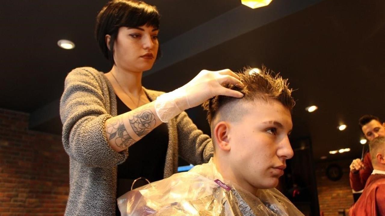 Erzincan'da Uzmanlar Kış Ayları Öncesi Saç Dökülmesine Dikkat Edilmesi Gerektiğini Belirtiyor