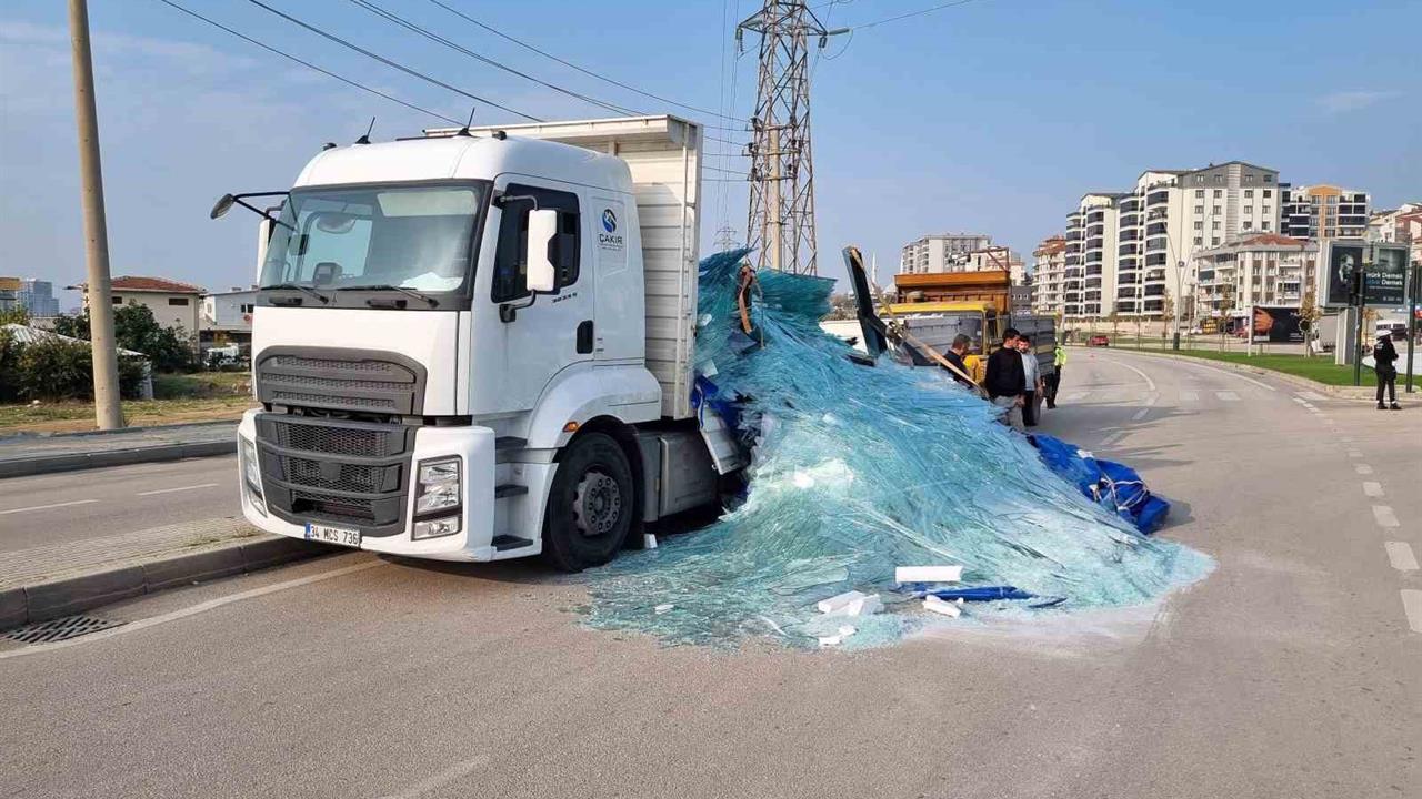 Bursa Nilüfer'de Kamyonetten Tonlarca Cam Yola Saçıldı, Facia Önlenmiş Oldu