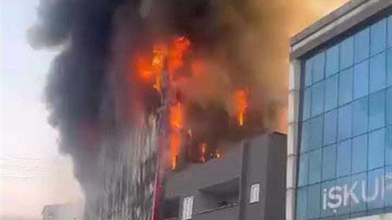 Kocaeli Dilovası'nda Bir İş Yerinde Yangın Sebebiyle Çok Sayıda Ekip Görevlendirildi