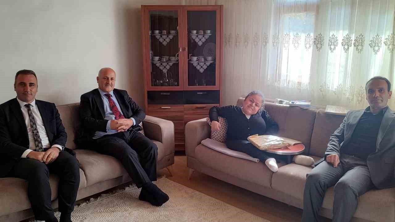 Bayburt Gümüşdamla'da Evde Eğitim Alan Öğrenciye Moral Ziyareti Yapıldı