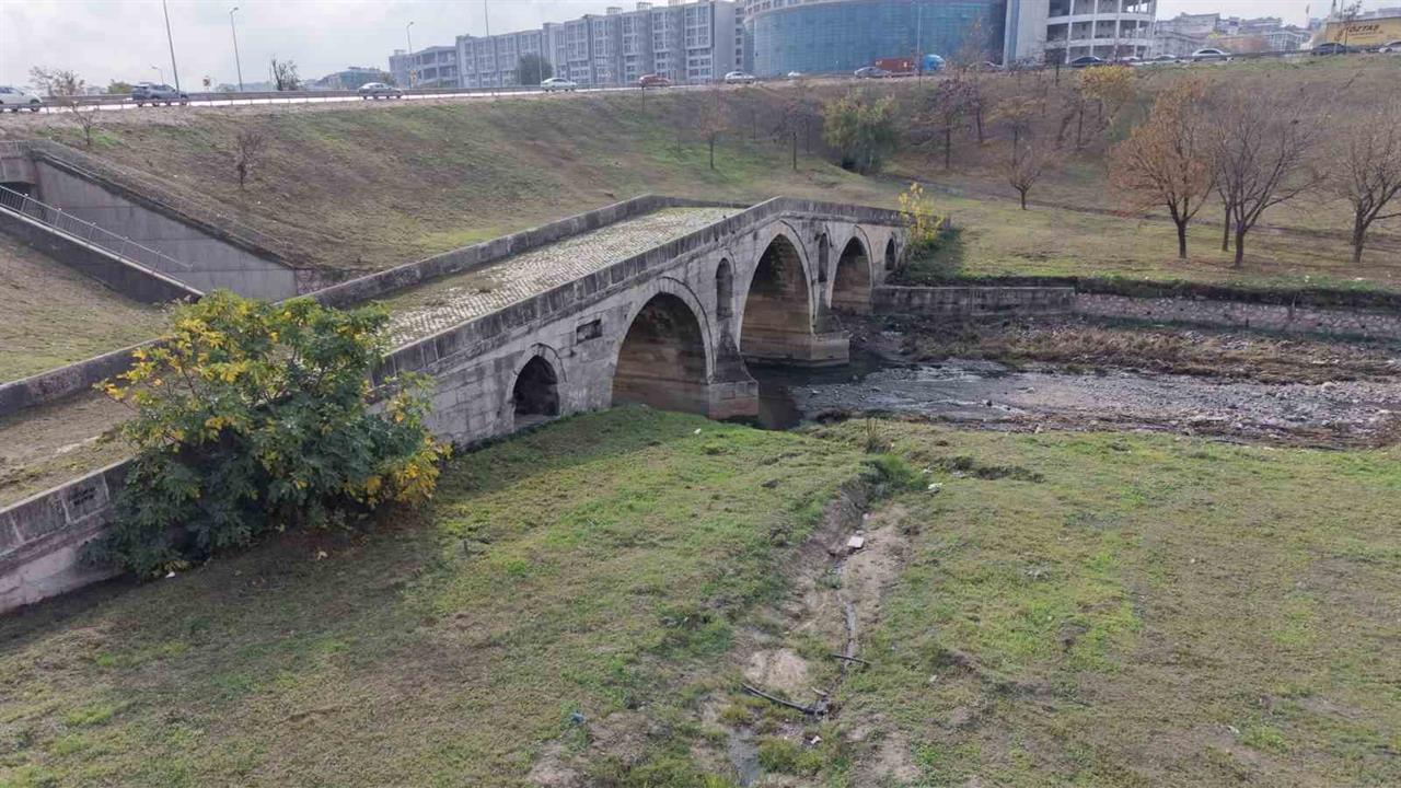 İstanbul Haramidere'deki 470 Yıllık Tarihi Köprü Bakımsız Kalması Nedeniyle Tehlikede