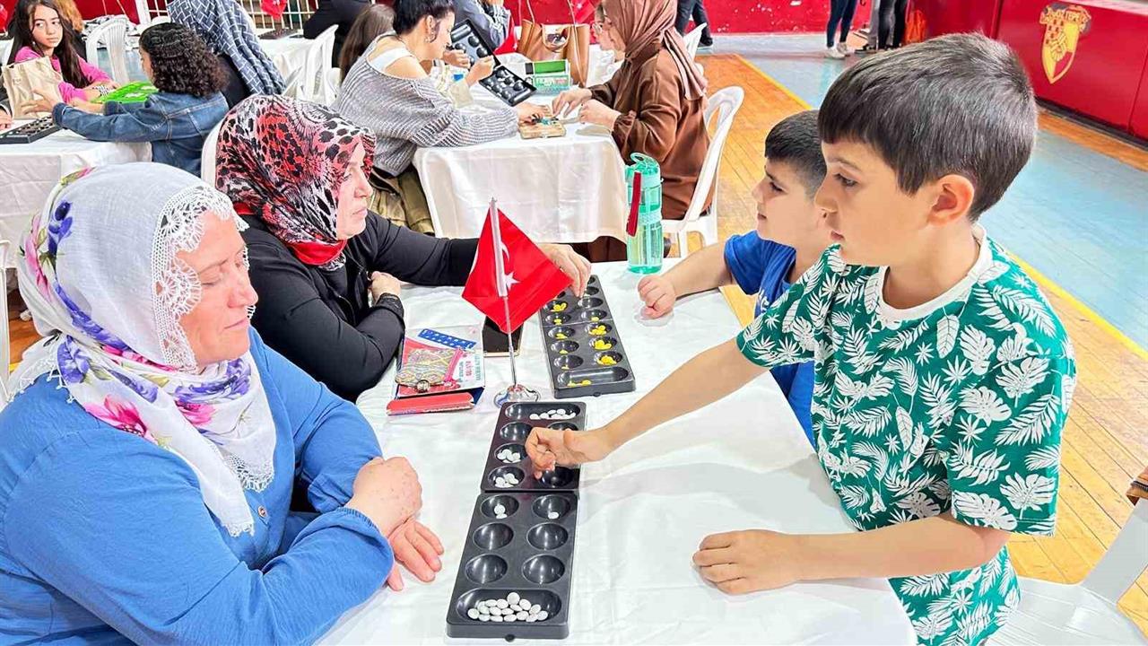 İzmir Karabağlar'da Ailelerle Oyun Oynama Etkinliğine Yoğun İlgi Oldu