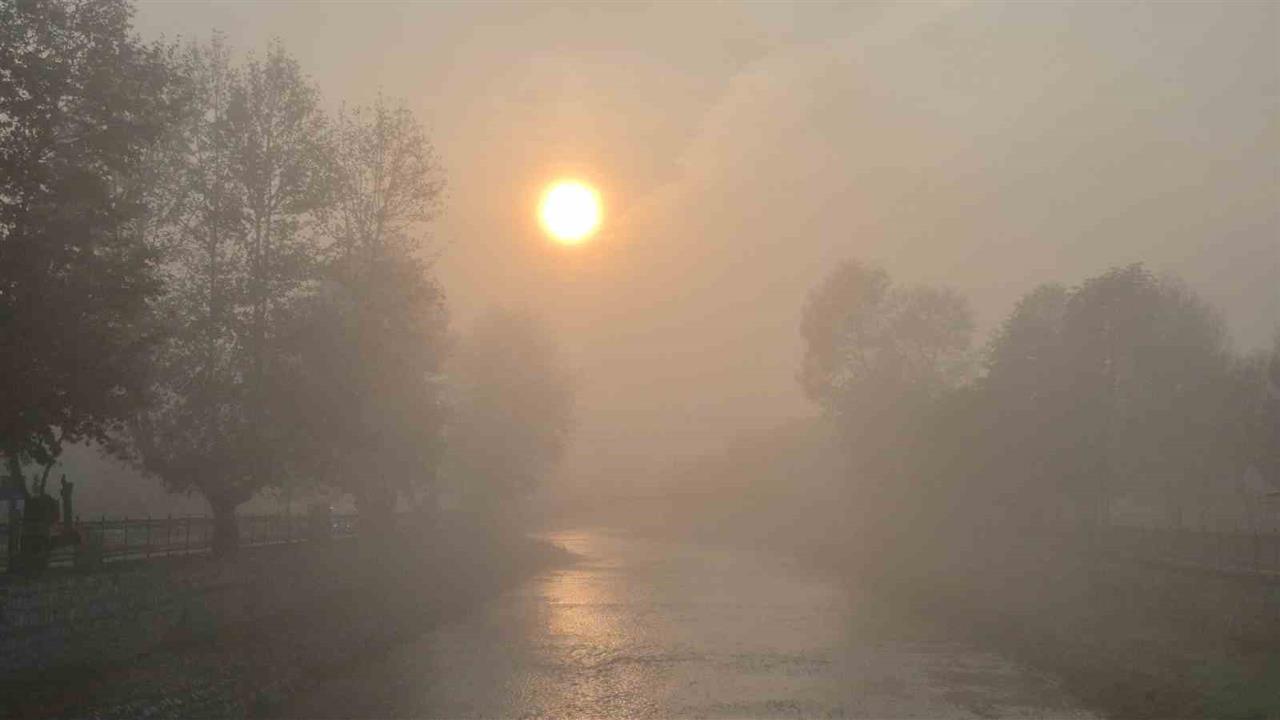 Düzce Merkez'de Sabaha Karşı Etkili Olan Sis, Görüş Mesafesini 15 Metreye Kadar Düşürdü