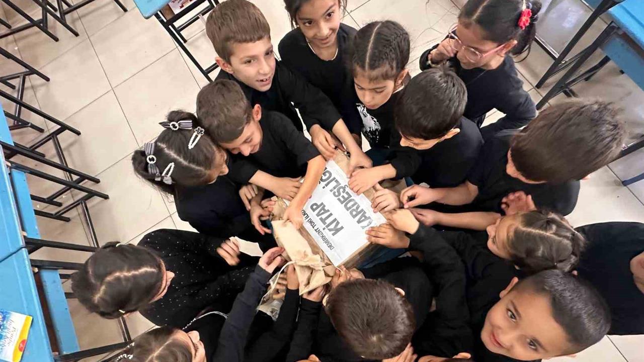 Erzincan Demirkent TOKİ Öğrencileri, 29 Ekim İlkokulu'na Kitap Bağışladı