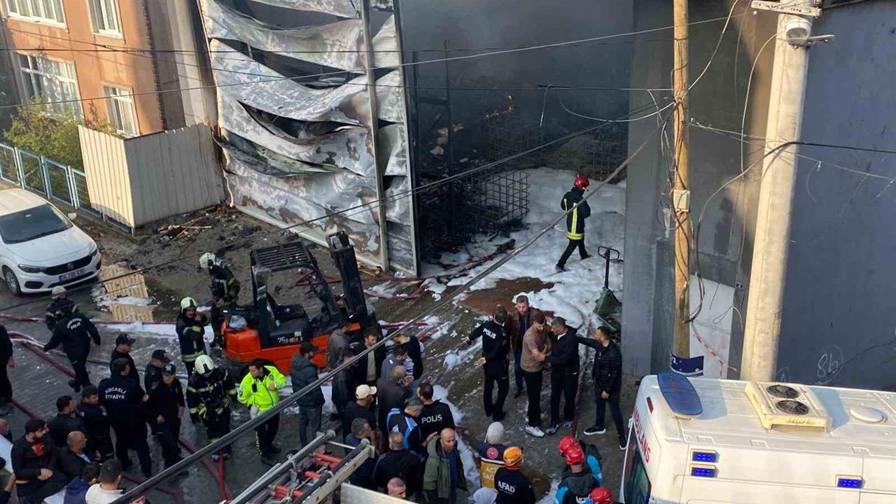 Kocaeli Dilovası'nda Yangın Sırasında 6 İşçinin İçeride Olduğu İddia Edildi