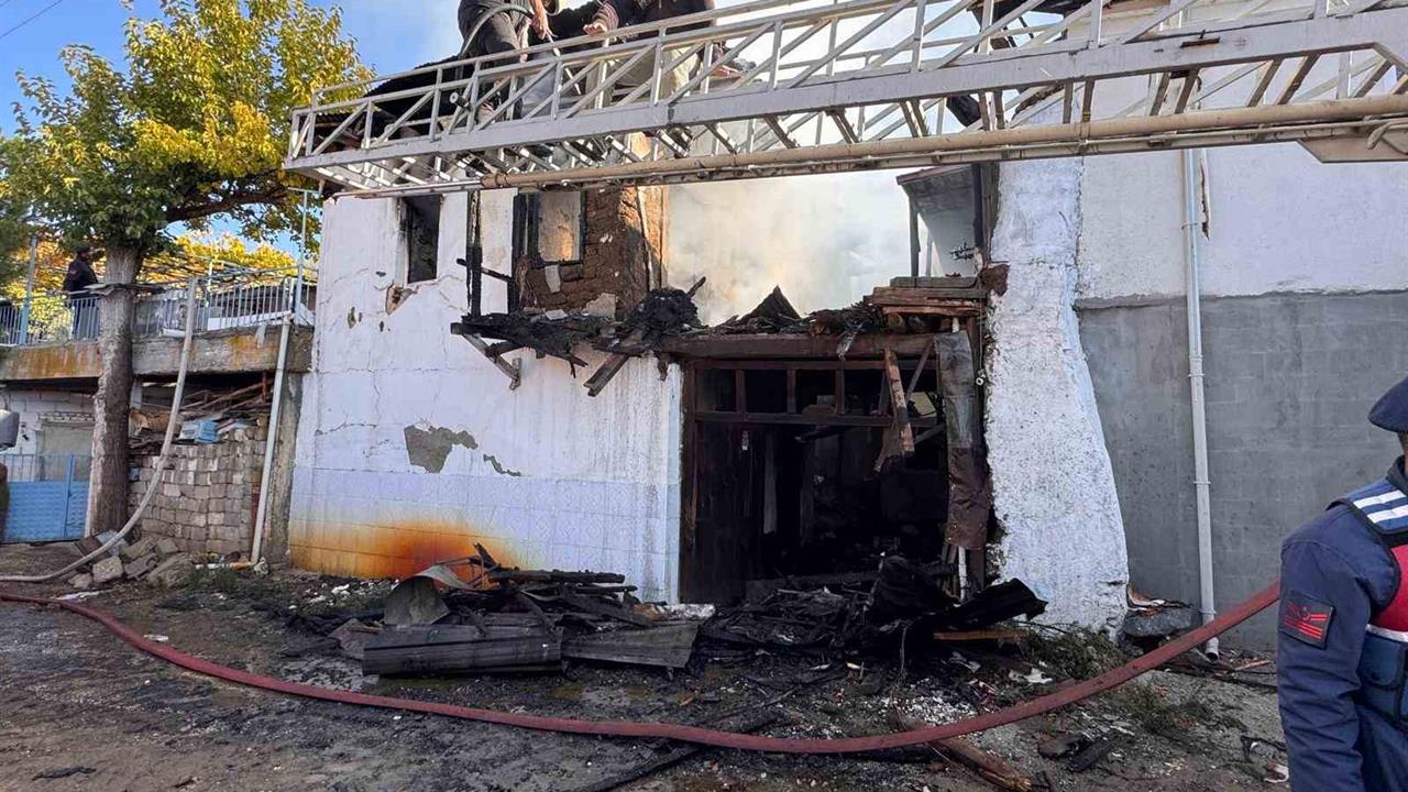 Burdur Yeşilova'da Çıkan Yangında Yaşlı Çift Hayatını Kaybetti