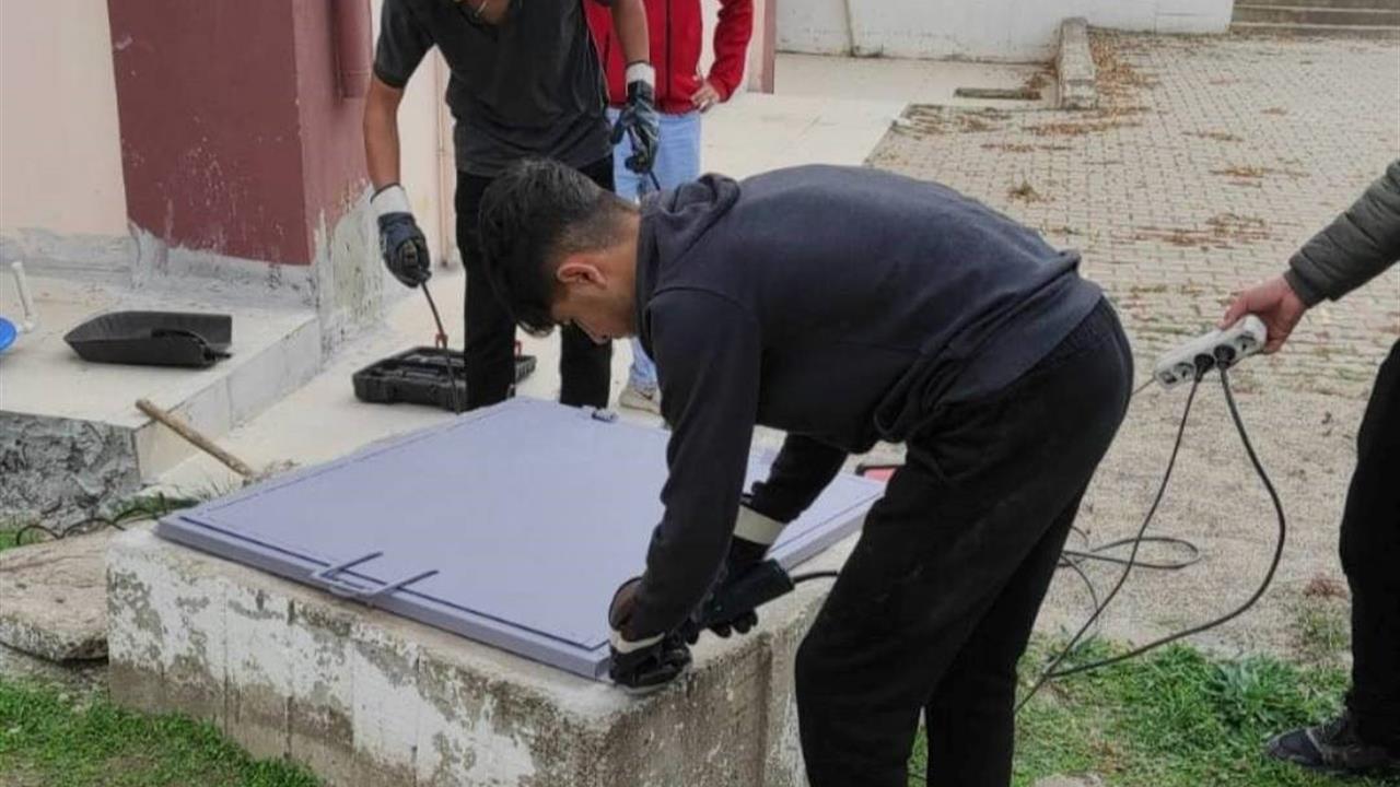 Kütahya Emet'teki Öğrenciler Riskli Rögar Kapaklarını Yeniledi