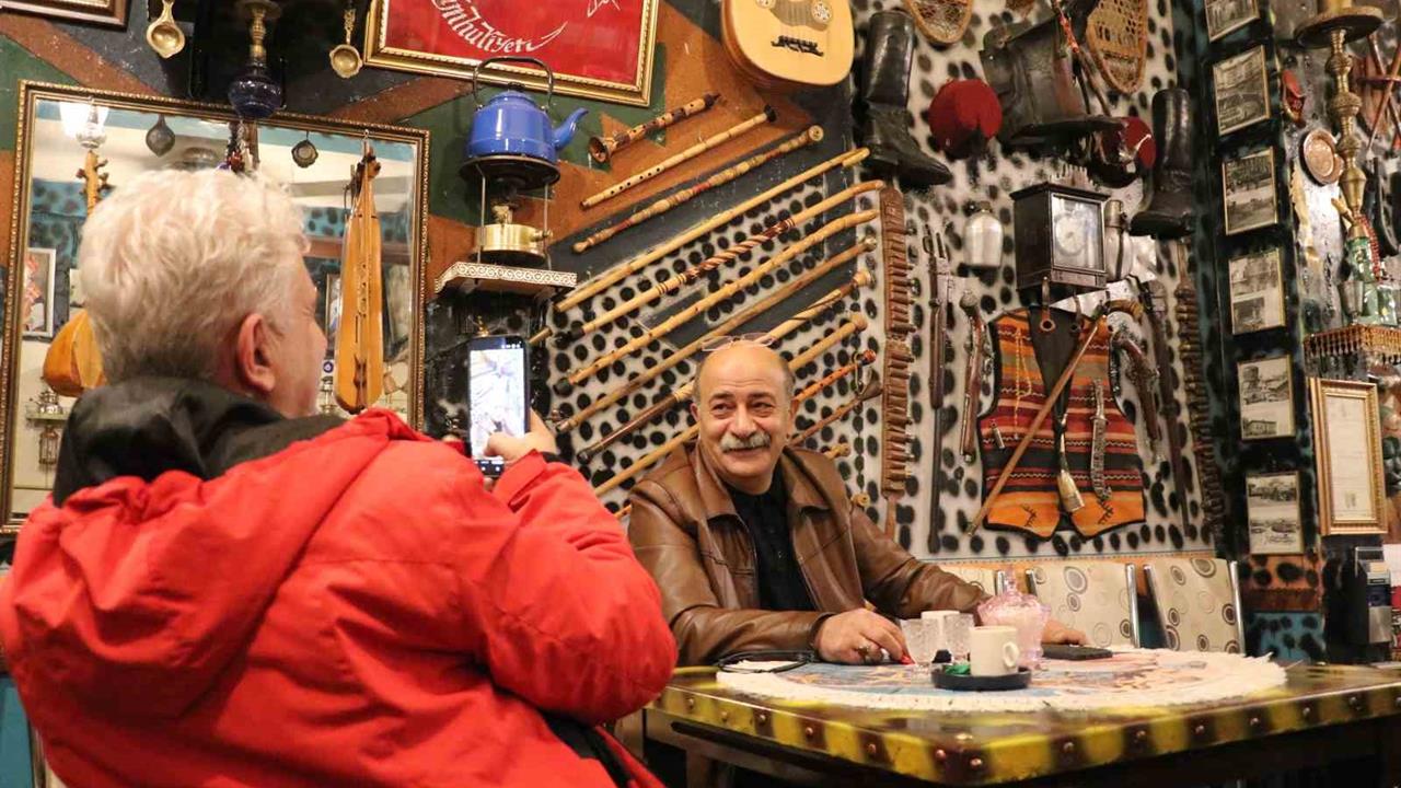 Sivas Merkez'de Antika Eşyalarla Dolu Kafe, Geçmişe Yolculuk Sunuyor