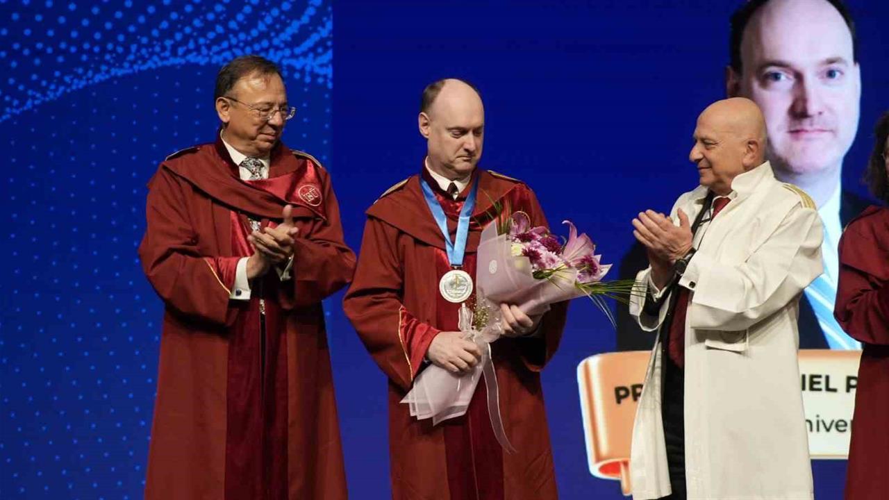 İstanbul'da İstinye Üniversitesi, Harvard'dan Prof. Dr. Daniel Cahill'e Bilim Nişanı ödülünü takdim etti.