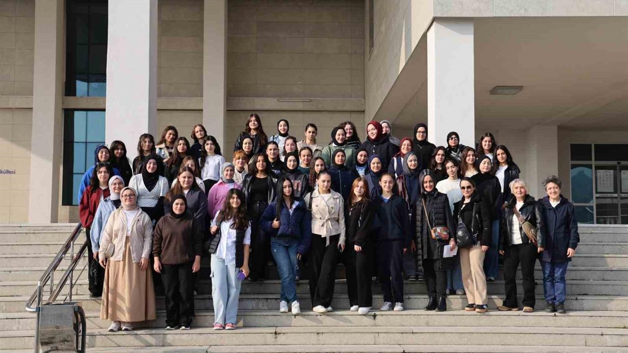 Düzce Mevlana Kız Mesleki ve Teknik Anadolu Lisesi Öğrencileri Düzce Üniversitesi'ni Ziyaret Etti