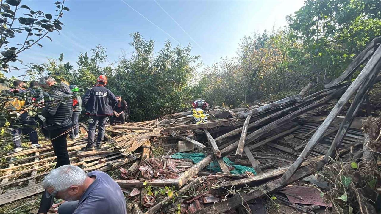 Düzce Akçakoca'da Ahşap Yapının Çökmesi Sonucu 1 Kişi Hayatını Kaybetti