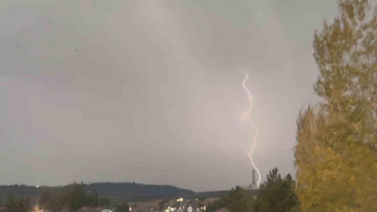 Kütahya Tavşanlı'da Dolu Yağışı Sonrası Yollar Beyaza Büründü