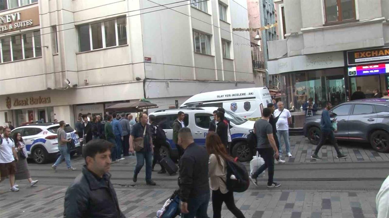 İstanbul Beyoğlu'nda İstiklal Caddesi'nde İki Esnaf Arasında Çıkan Silahlı Kavgada 2 Yaralı