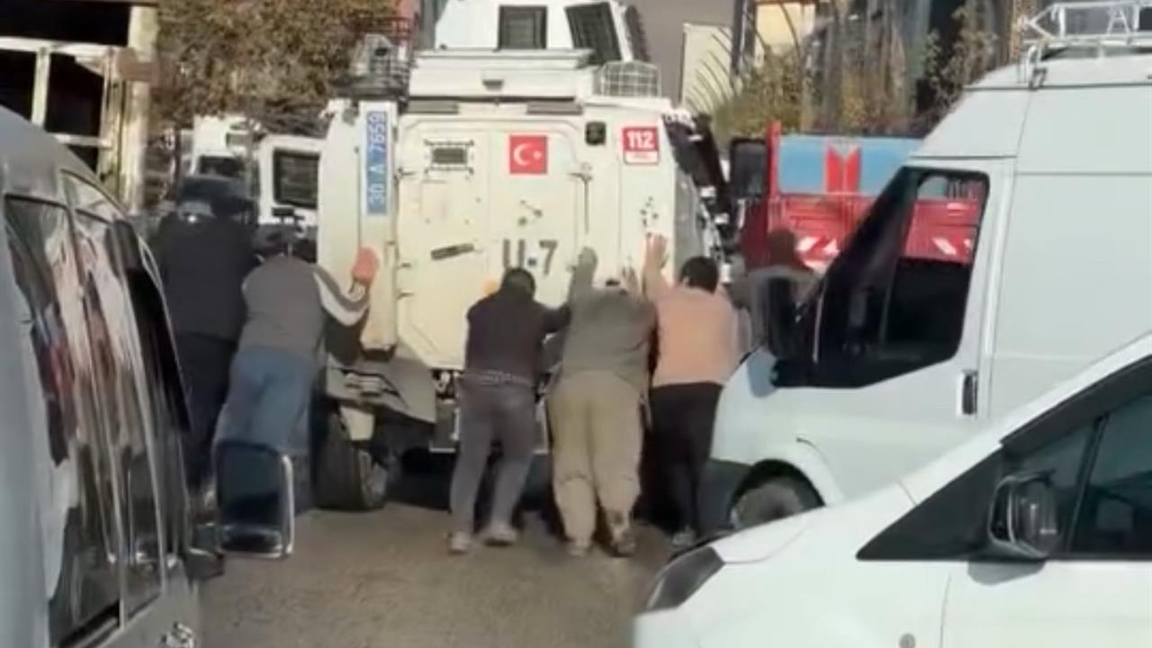 Hakkari Yüksekova'da Arızalanan Zırhlı Araç, Vatandaşların Yardımıyla Kurtarıldı