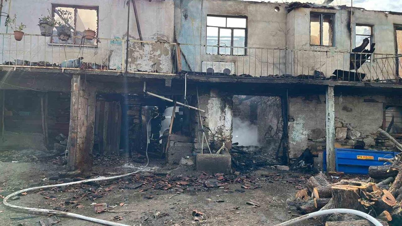 Aydın Bozdoğan'da Yangın Sonucu Bir Ev Küle Döndü