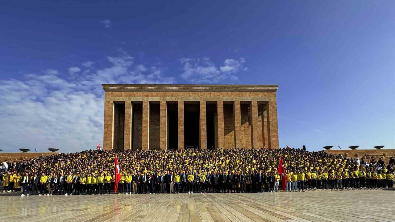 Fenerbahçeli Taraftarlar, Anıtkabir’i Ziyaret Etti, 3000 Genç Katıldı