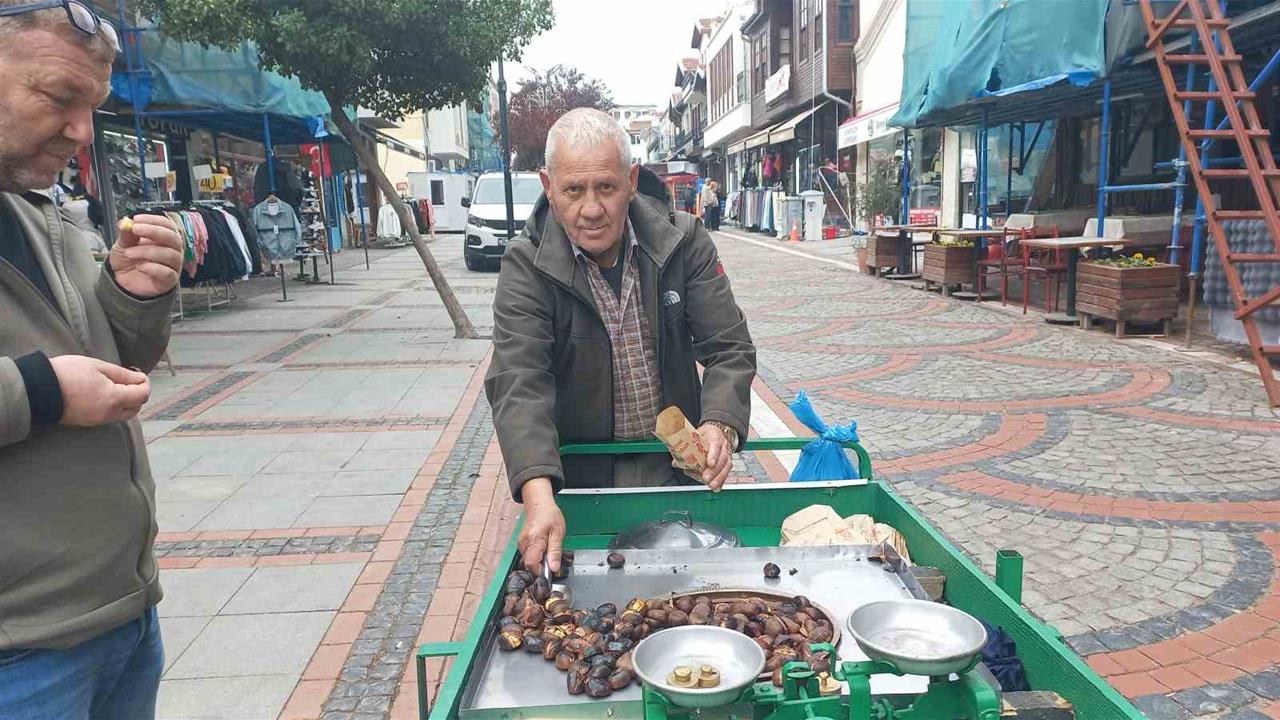 Edirne'de 73 Yaşındaki Yılmaz Erol, 50 Yıldır Kestane Satarak Geçimini Sağlıyor