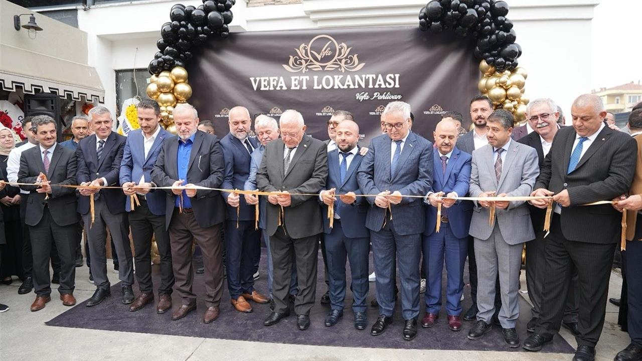 Düzce Merkez'de Açılan Vefa Et Lokantası'nın Açılışında İş Dünyası ve Siyasetçiler Bir Araya Geldi
