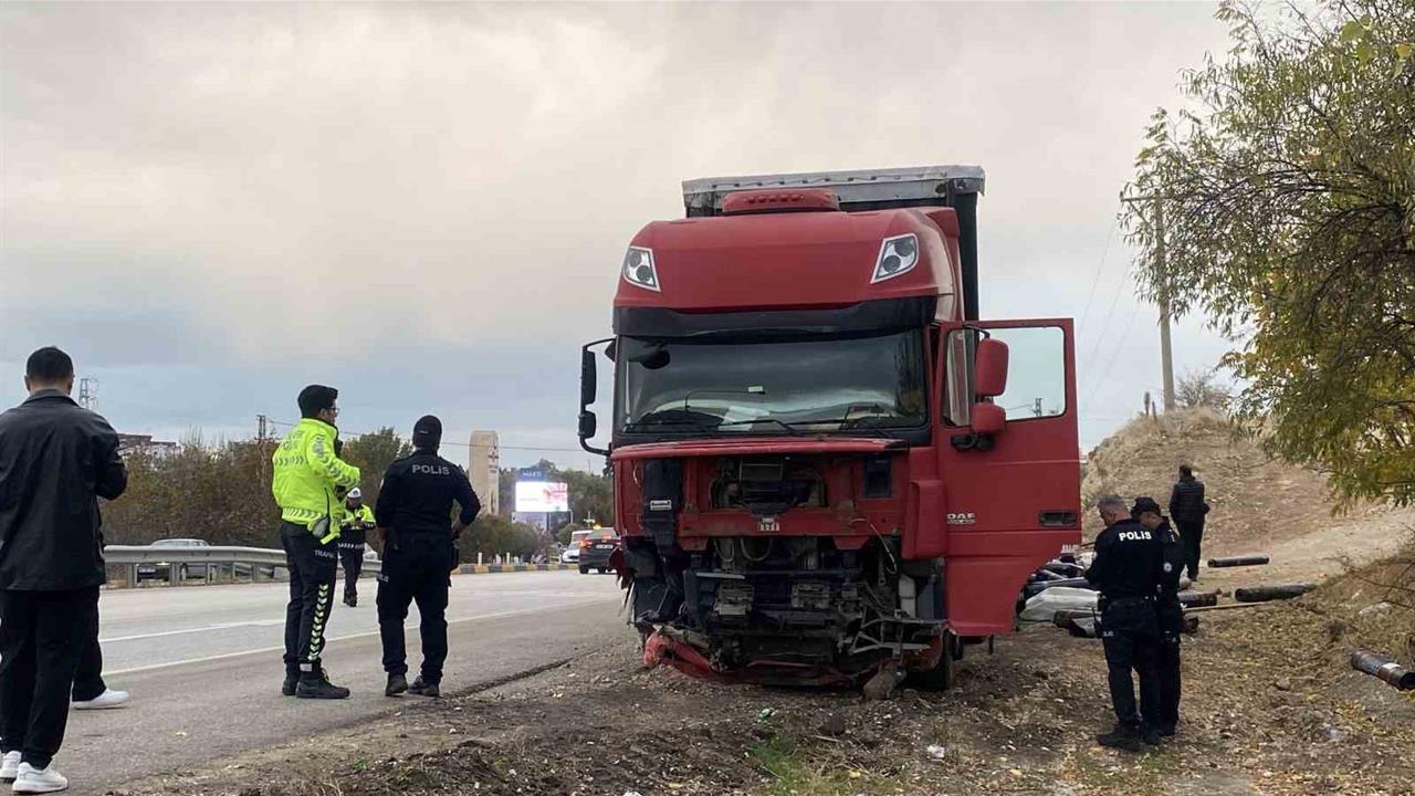 Burdur'da Kavşağa Aşırı Hızla Giren Tır Sürücüsü Tutuklandı