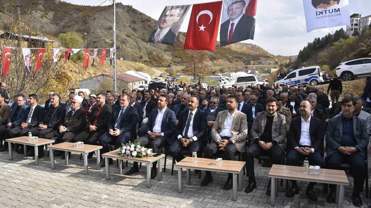 Bitlis Mutki'de Mezbahane ve Halı Saha Açılışı Gerçekleştirildi
