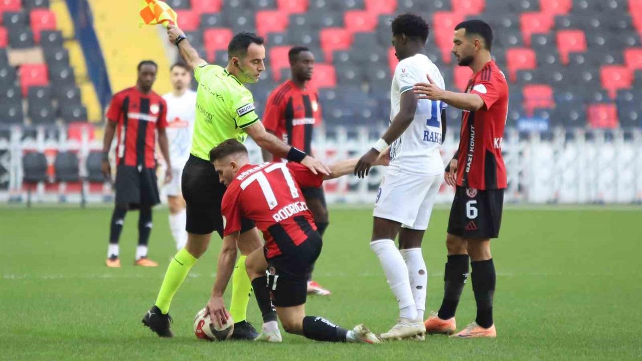 Gaziantep'te Oynanan Maçta Gaziantep FK ve Çaykur Rizespor 2-2 Berabere Kaldı