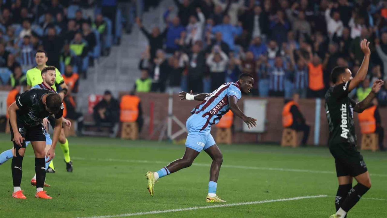 Trabzonspor Alanyaspor Maçında İlk Yarı 1-0 Sona Erdi