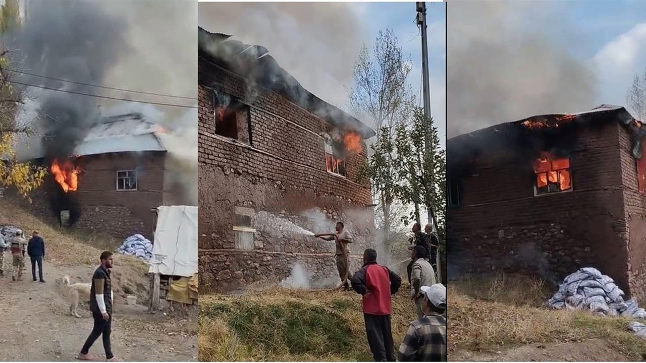 Hakkari Geçitli Köyü'nde 2 Katlı Evde Yangın Meydana Geldi