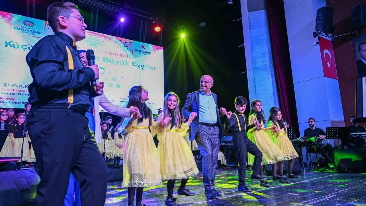 Malatya'da Küçük Kalplerden Büyük Ezgiler Konseri Coşkuyla Gerçekleşti