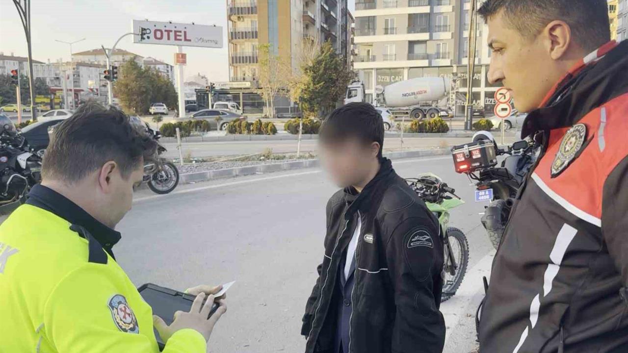 Aksaray'da Polisin İhtarına Uymayan 15 Yaşındaki Motosiklet Sürücüsüne 45 Bin 746 Lira Ceza Verildi