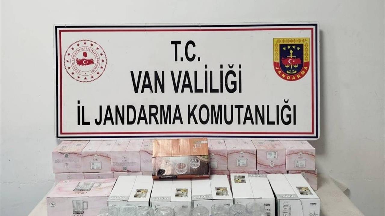 Van Başkale'de Kaçak Sigara ve Gıda Ürünleri Ele Geçirildi