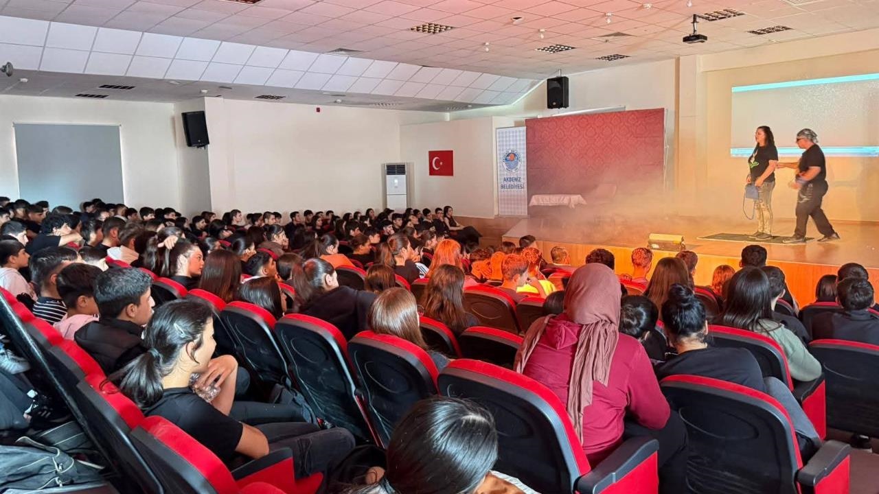 Akdenizli Ögrencilerden "Madde Bağımlılığı Konulu" Tiyatroya Büyük İlgi