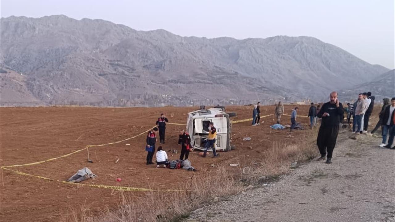 Kahramanmaraş Andırın'da İşçileri Taşıyan Minibüs Takla Attı: 2 Ölü, 7 Yaralı