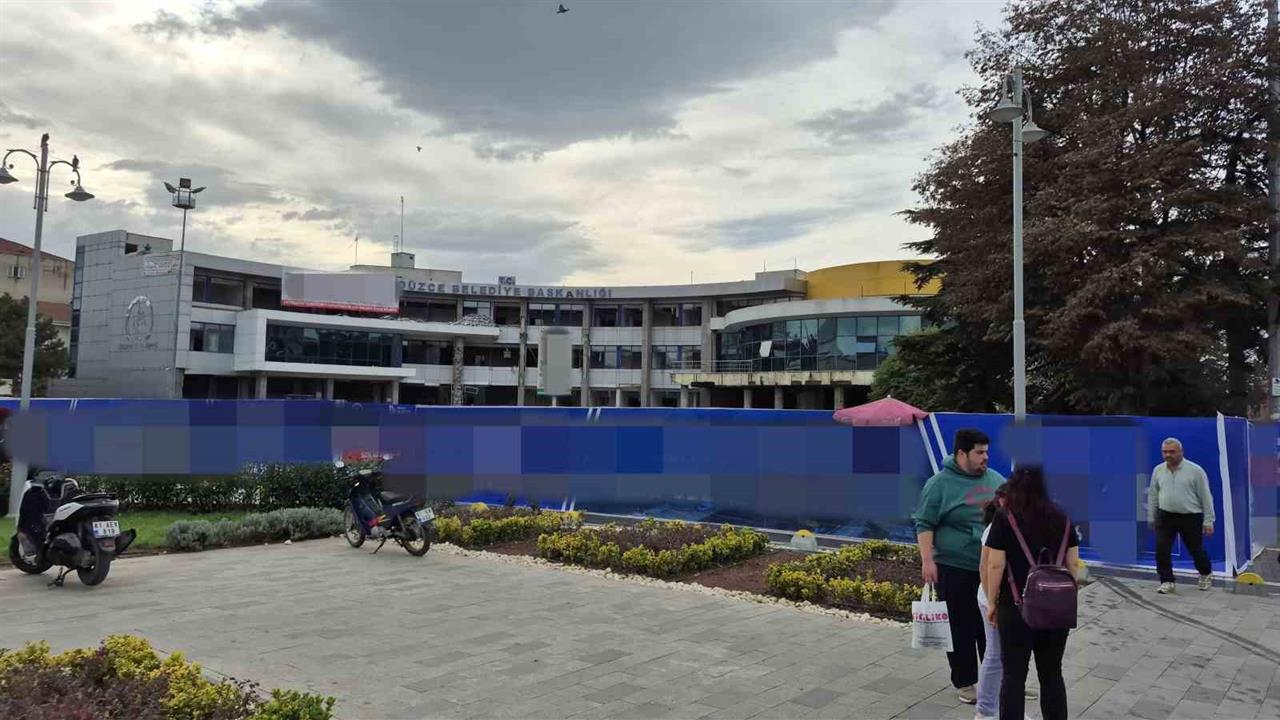 Düzce Merkez'de Yıkım Çalışması Süren Belediye Binasında Yangın Meydana Geldi