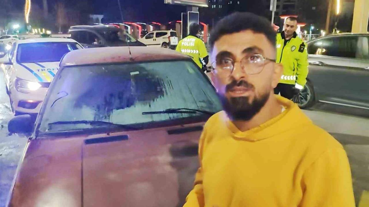 Aksaray Merkez'de Seyir Halindeyken Yanan Otomobil Esnaf Tarafından Söndürüldü