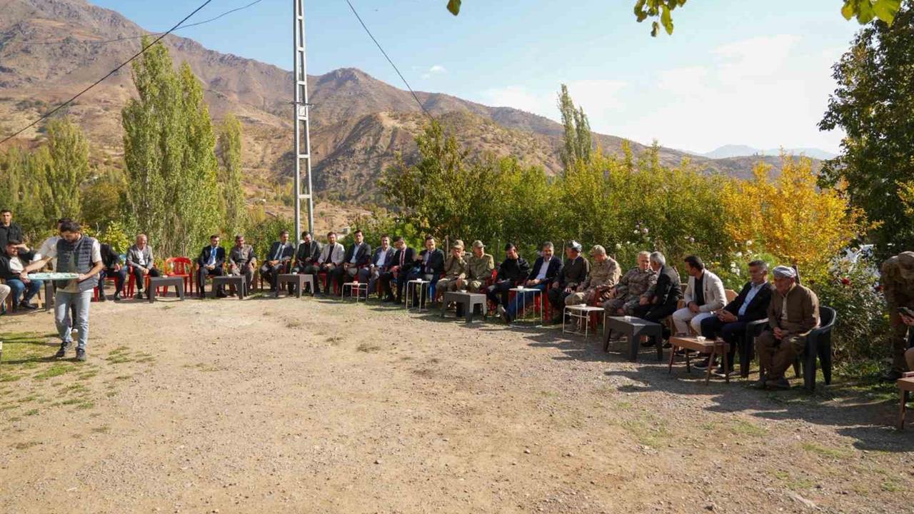 Hakkari Ulaşan Köyü'nde Korgeneral Topaloğlu Gaziyi Ziyaret Etti