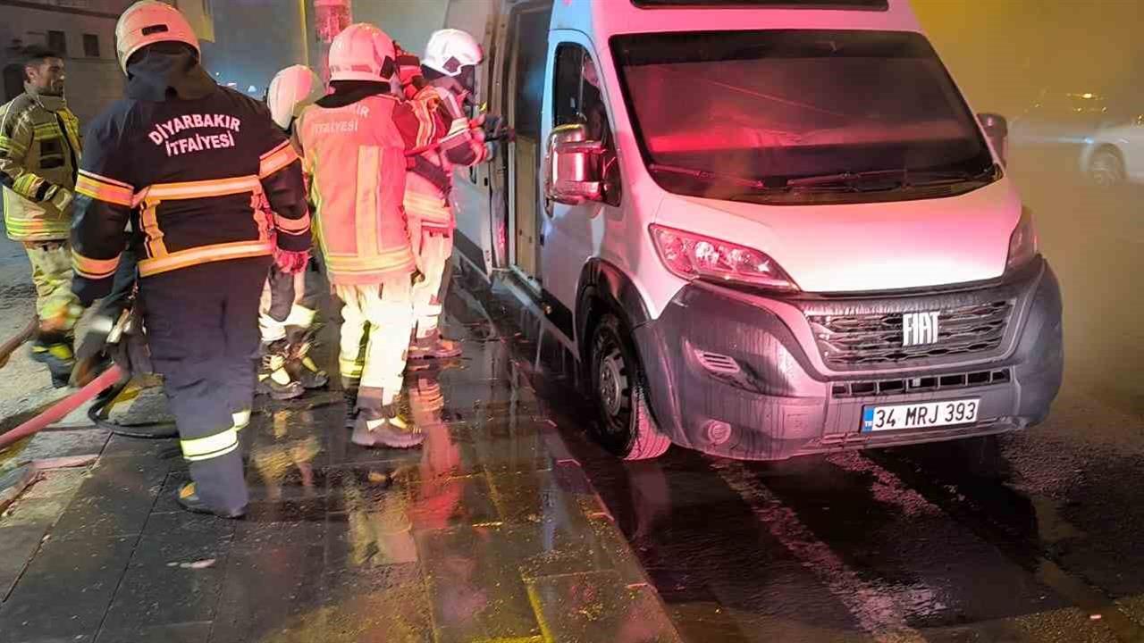 Diyarbakır Yenişehir'de Karavan Yangınına İtfaiye Müdahalesi Kask Kamerasında