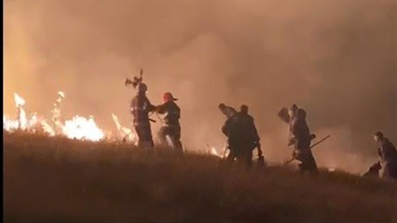 Kars Akyaka'da Ermenistan Sınırında Çıkan Örtü Yangını Kontrol Altına Alındı