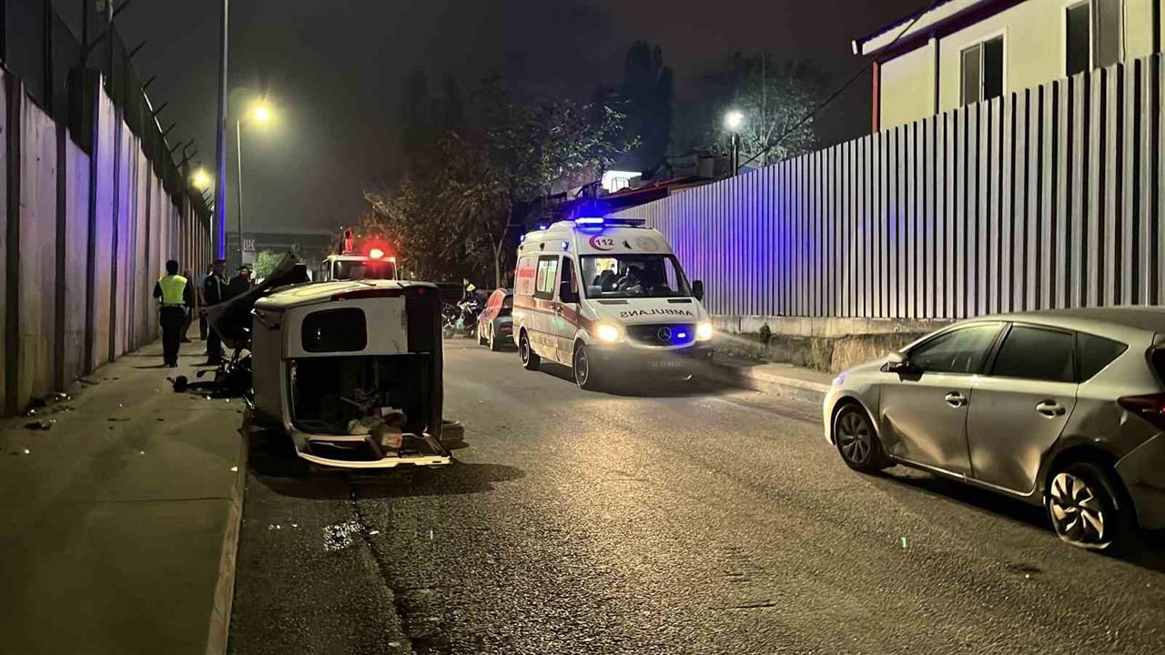 Sarıyer'de Otomobil Motosikletin Üzerine Devrildi, 2 Yaralı