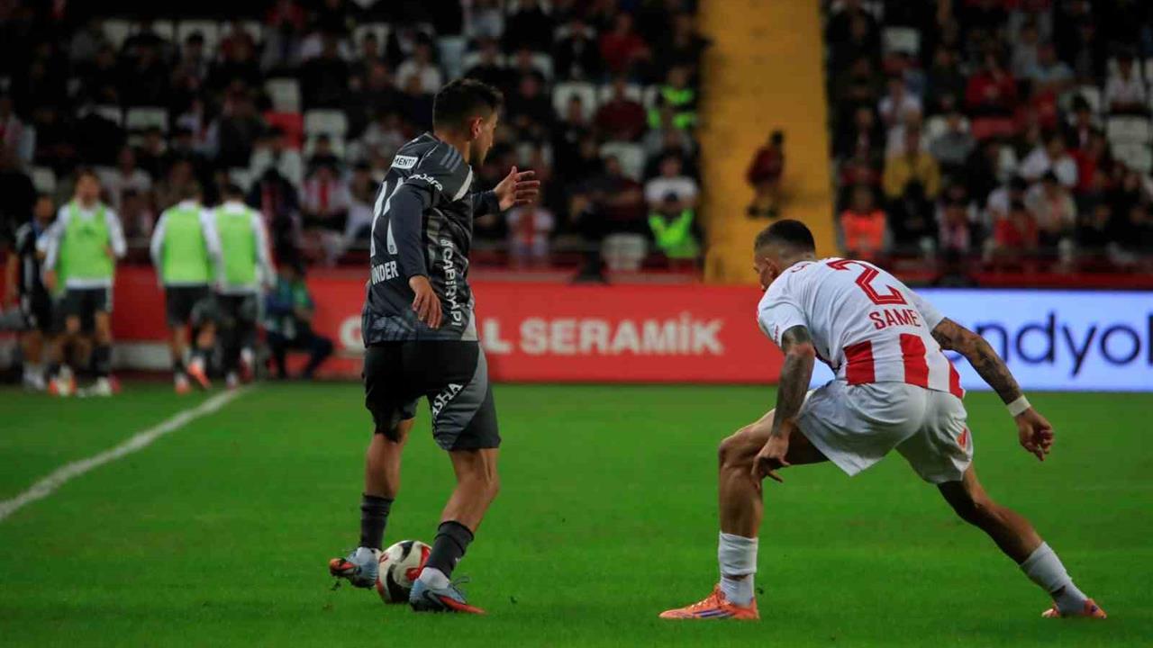 Antalya'da Antalyaspor, Beşiktaş'a 1-3 Mağlup Oldu