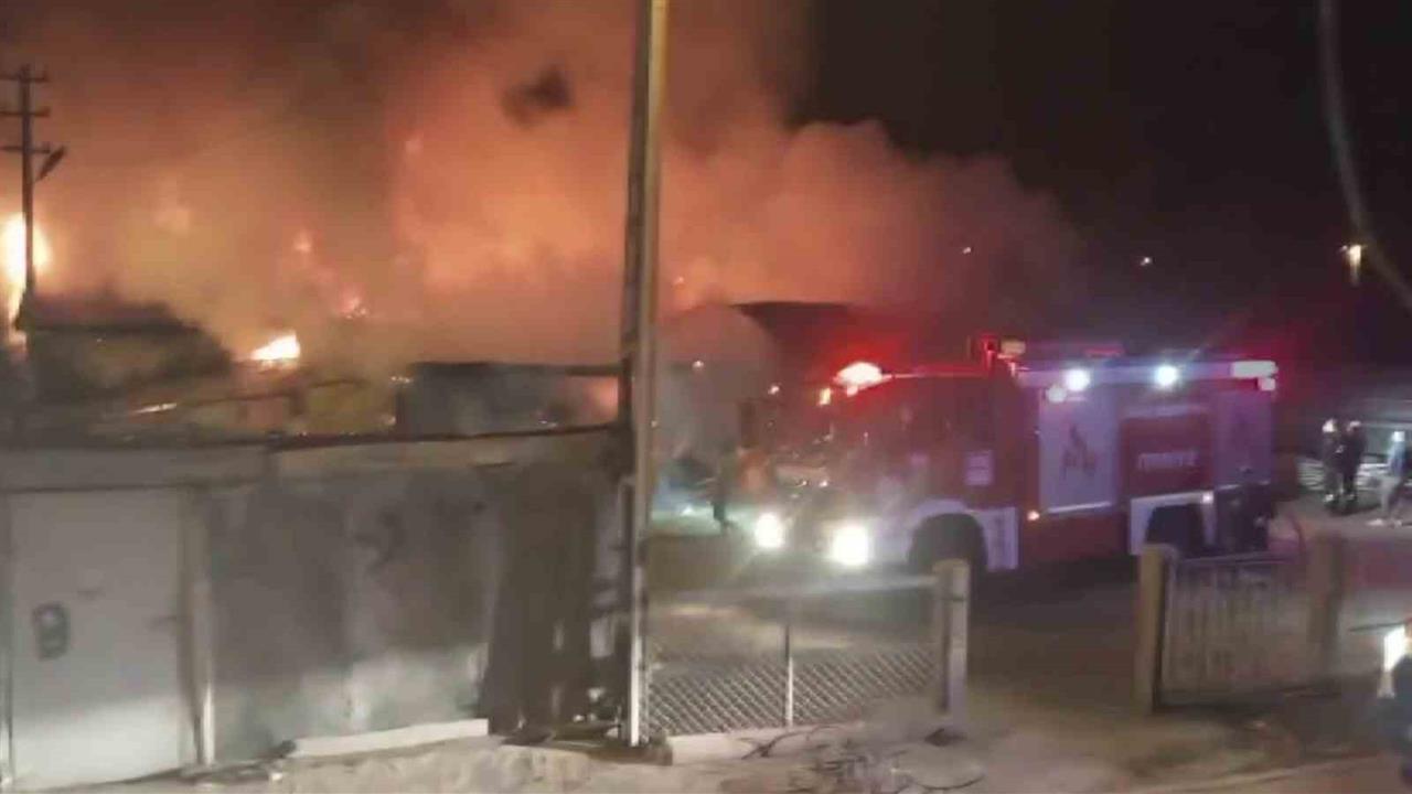 Sivas'ta Bir Köyde Gerçekleşen Ahır Yangınında Maddi Hasar Meydana Geldi