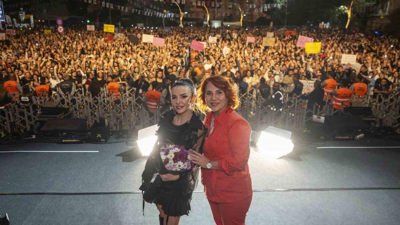 Mersin Tarsus'ta Düzenlenen 4. Uluslararası Festivalde Fatma Turgut Sahne Aldı