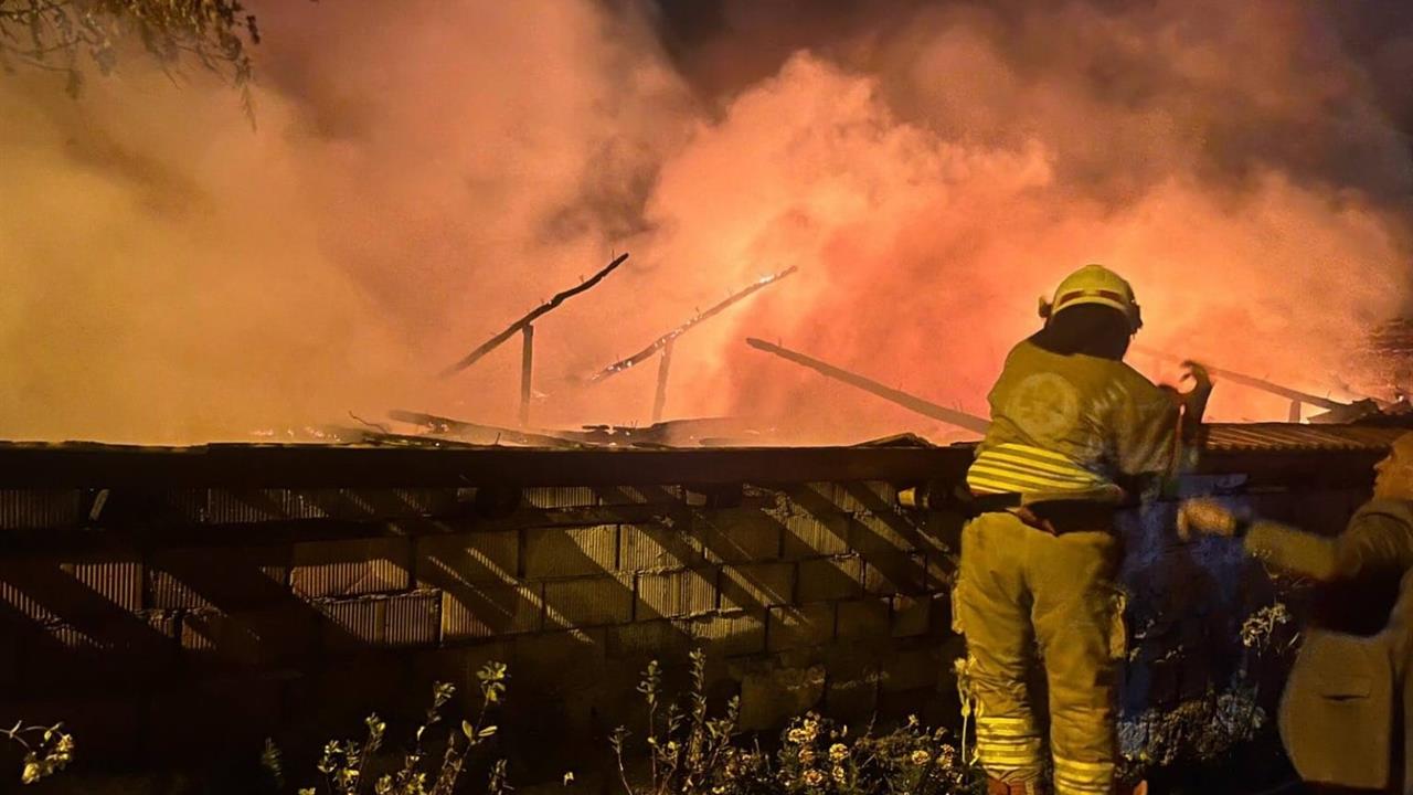 Manisa Turgutlu'da Yangın, Bir Evi Kullanılamaz Hale Getirdi